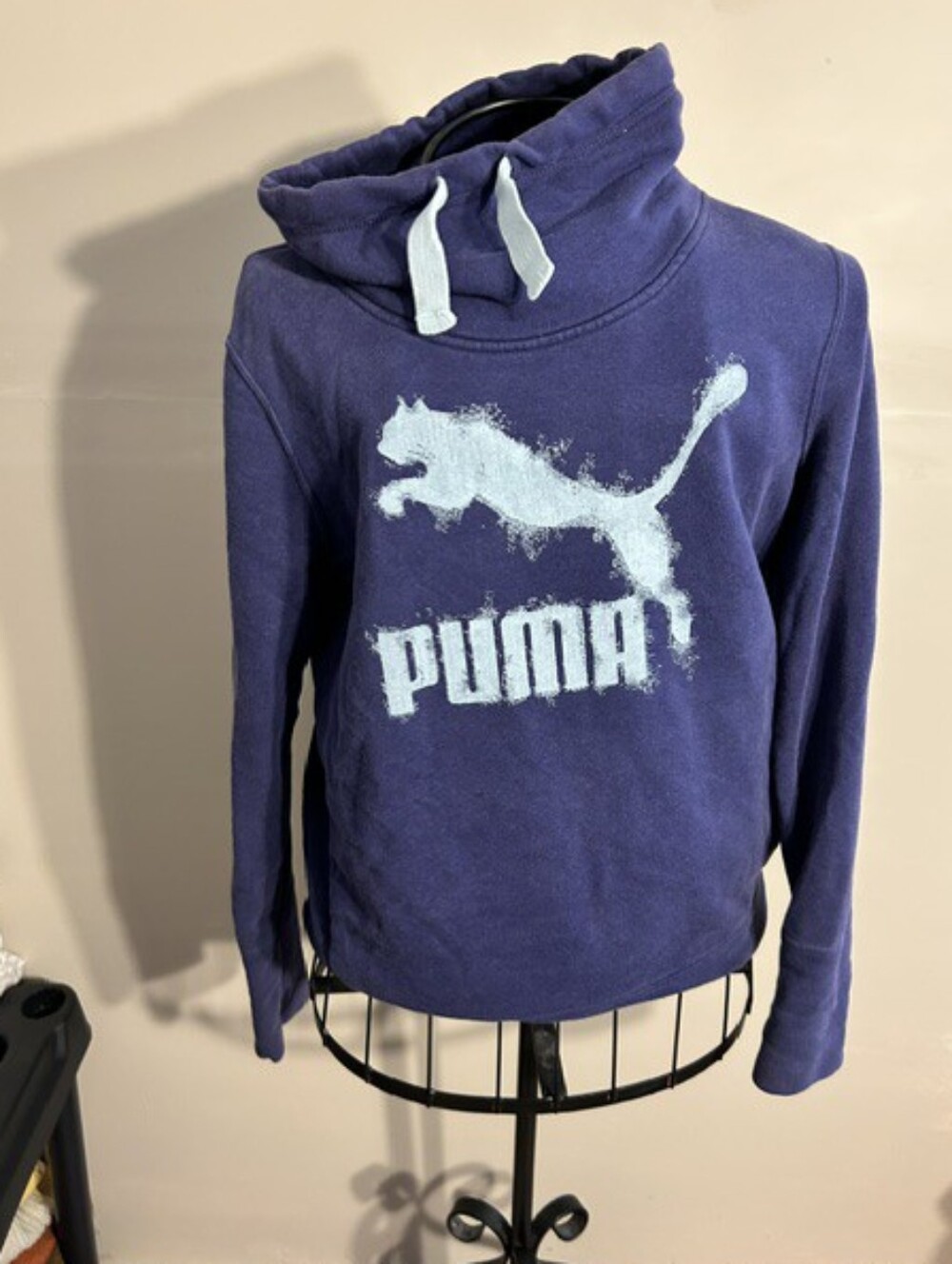 Puma size medium womens athletic shirt active wear long sleeve sweatshirt